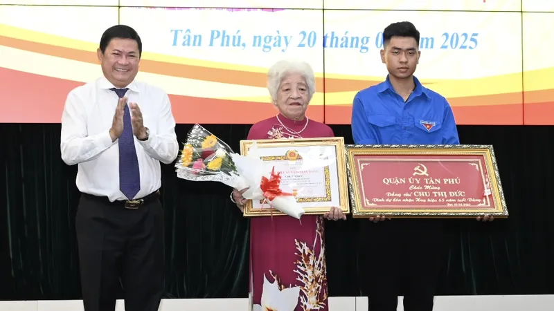 Đảng viên cao tuổi Đảng giáo dục truyền thống cho thế hệ trẻ học tập, noi theo