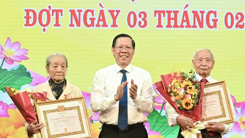Đồng chí Phan Văn Mãi trao Huy hiệu Đảng tại quận 1