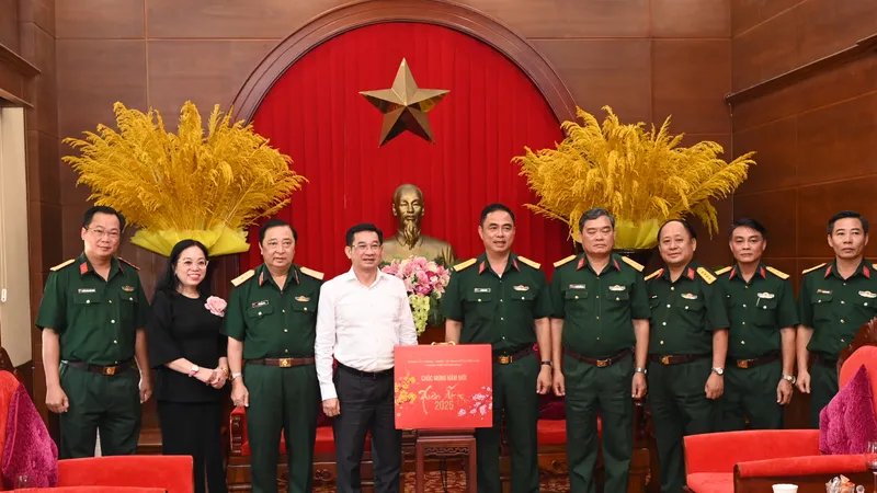 Đồng chí Dương Ngọc Hải chúc tết Bộ Tư lệnh Quân khu 7