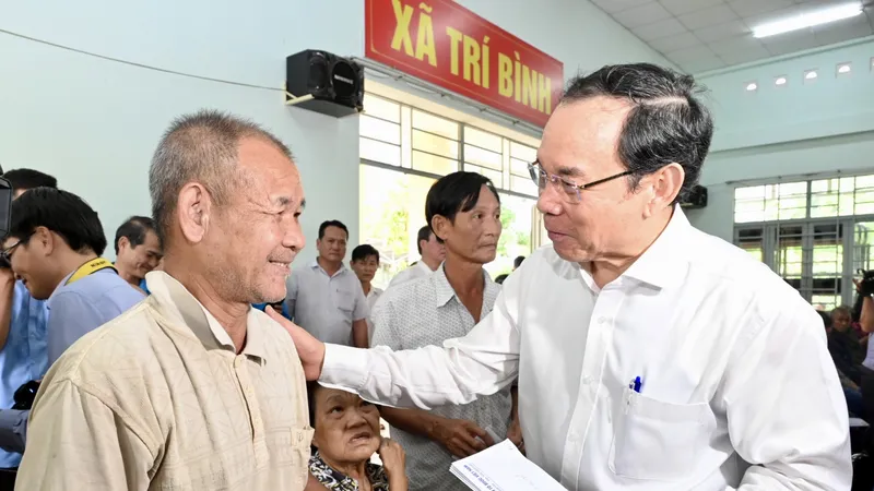 Bí thư Thành ủy TPHCM Nguyễn Văn Nên chúc tết, trao quà đến người dân ở Tây Ninh