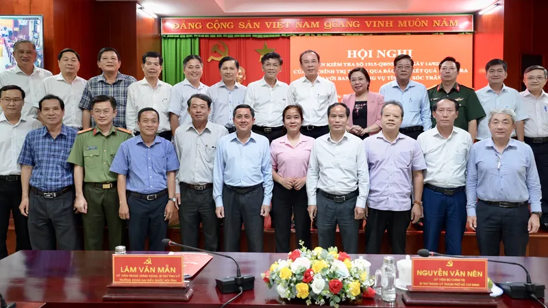 Đồng chí Nguyễn Văn Nên cùng các đồng chí trong đoàn kiểm tra và Ban Thường vụ Tỉnh ủy Sóc Trăng dự hội nghị