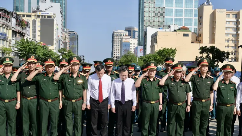 Đoàn đại biểu Ban Chỉ đạo Hội thảo khoa học cấp quốc gia dâng hương, dâng hoa Chủ tịch Hồ Chí Minh