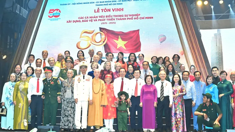 Bí thư Thành ủy TPHCM Nguyễn Văn Nên và các cá nhân tiêu biểu được tôn vinh. Ảnh: VIỆT DŨNG