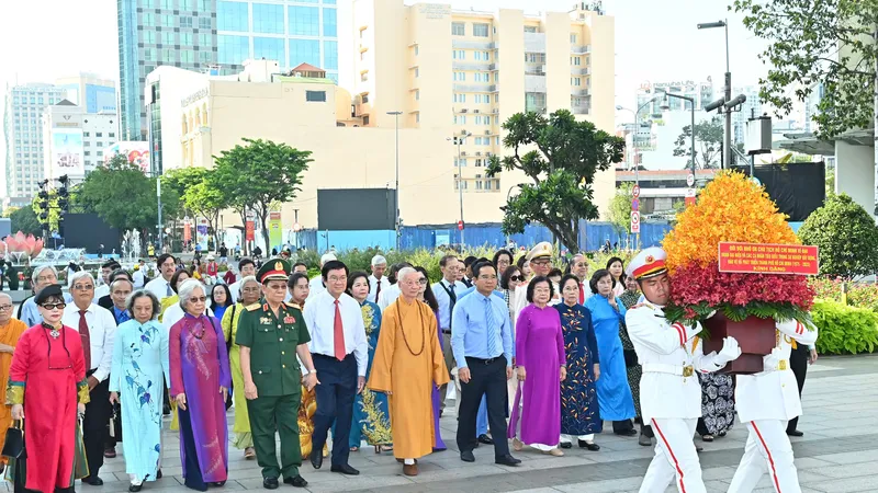 Lãnh đạo TPHCM cùng các cá nhân tiêu biểu trong sự nghiệp xây dựng, phát triển thành phố dâng hoa Chủ tịch Hồ Chí Minh. Ảnh: VIỆT DŨNG