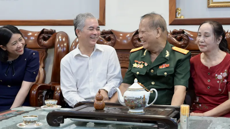 Trưởng Ban Nội chính Thành ủy TPHCM Ngô Minh Châu và Ủy viên Ban Thường vụ Quận ủy Bình Tân Nguyễn Thị Kim Hương thăm, tặng quà tri ân Đại tá Trần Đức Thân. Ảnh: LÊ MINH