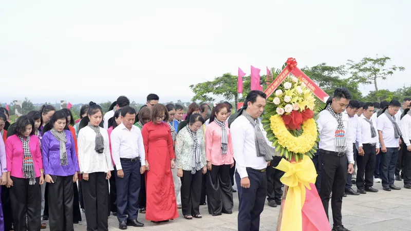 Đoàn đại biểu UBKT Thành ủy TPHCM dâng hoa, dâng hương Mẹ Việt Nam Anh hùng