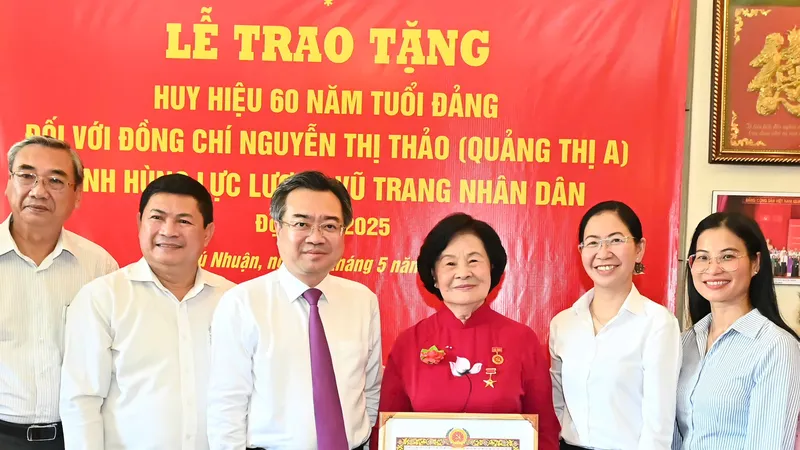 Nữ anh hùng điệp báo Nguyễn Thị Thảo nhận Huy hiệu 60 năm tuổi Đảng