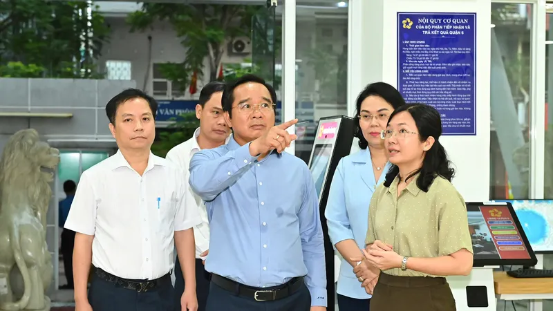 Chủ tịch UBND TPHCM thị sát hệ thống tiếp nhận và trả hồ sơ tự động 24/7 tại quận 6