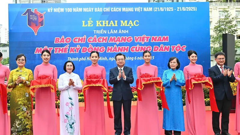 TPHCM khai mạc triển lãm ảnh “Báo chí cách mạng Việt Nam - một thế kỷ đồng hành cùng dân tộc”