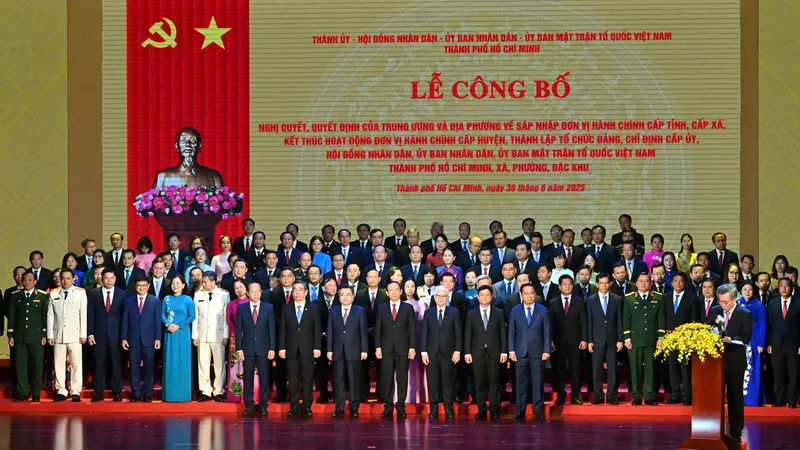 Đồng chí Nguyễn Quang Dương Công bố các nghị quyết, quyết định của Trung ương về việc sáp nhập đơn vị hành chính cấp tỉnh, thành lập tổ chức đảng, chỉ định cấp ủy, HĐND, UBND, Ủy ban MTTQ Việt Nam TPHCM. Ảnh: VIỆT DŨNG