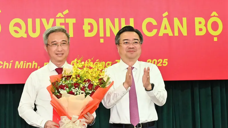 Phó Bí thư Thường trực Thành ủy TPHCM Nguyễn Thanh Nghị trao quyết định của Bộ Chính trị về chuẩn y đồng chí Đặng Minh Thông giữ chức Phó Bí thư Thành ủy TPHCM. Ảnh: VIỆT DŨNG