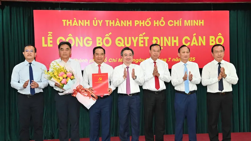 Ban Thường vụ Thành ủy TPHCM công bố và trao các quyết định nhân sự