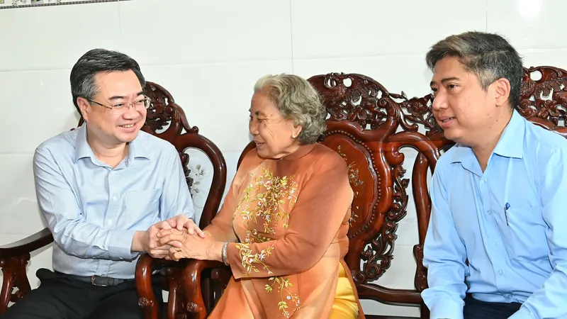 Đồng chí Nguyễn Thanh Nghị thăm, tặng quà gia đình chính sách, người có công