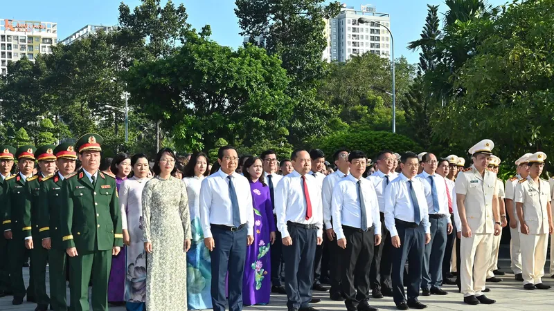 Lãnh đạo TPHCM dâng hương tưởng nhớ các Mẹ Việt Nam anh hùng, Anh hùng liệt sĩ