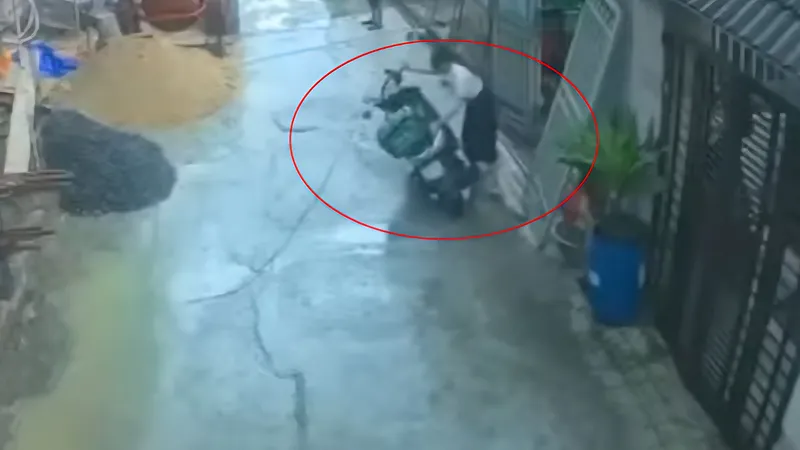 Kiểm điểm, phê bình nữ cán bộ phường xô ngã xe máy của shipper