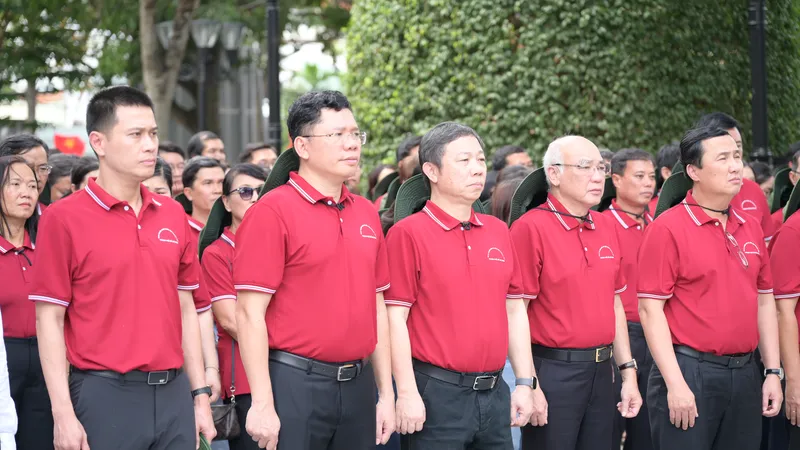Dâng hoa, dâng hương tưởng niệm Anh hùng liệt sĩ Võ Thị Sáu