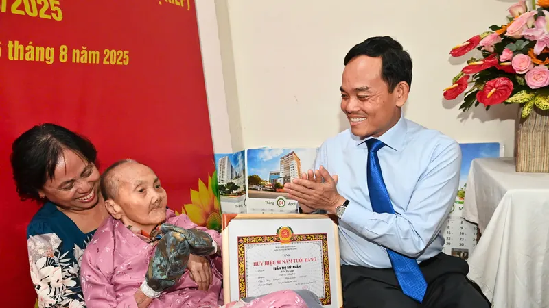 Bí thư Thành ủy TPHCM Trần Lưu Quang trao Huy hiệu 80 năm tuổi Đảng đến đồng chí Trần Thị Mỹ Xuân