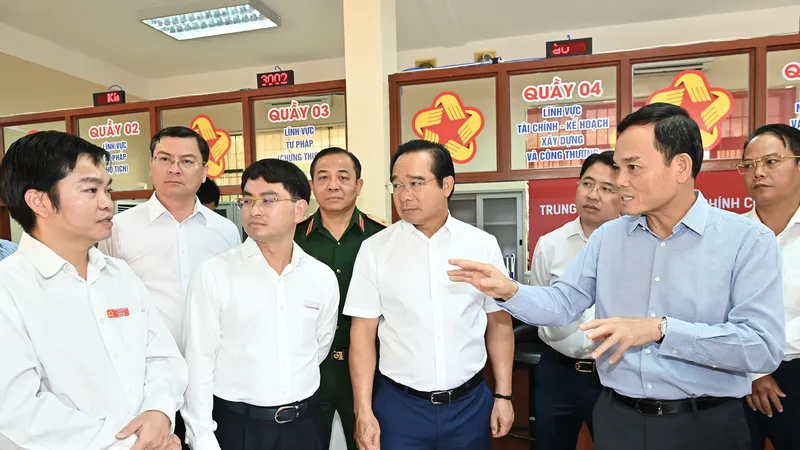Bí thư Thành ủy TPHCM Trần Lưu Quang khảo sát Trung tâm Phục vụ hành chính công đặc khu Côn Đảo