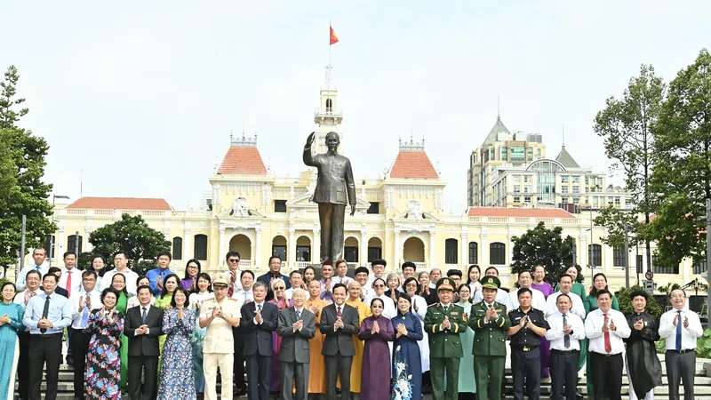 Đoàn lãnh đạo TPHCM dâng hoa, dâng hương tưởng nhớ Chủ tịch Hồ Chí Minh