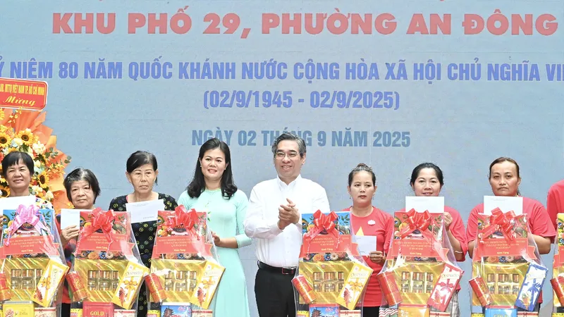 Lãnh đạo TPHCM dự "Ngày hội non sông - Dân tộc kết đoàn"