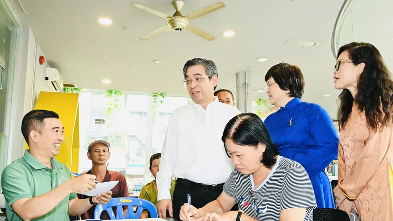 Người dân TPHCM vui mừng nhận quà trong ngày Tết Độc lập