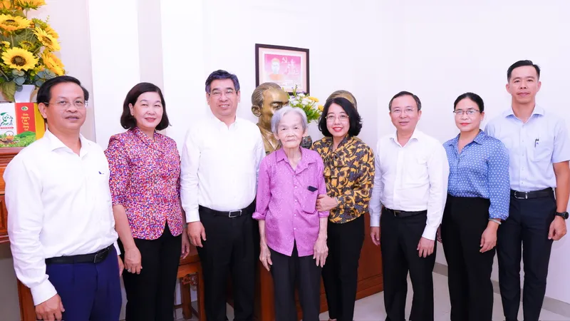 Đoàn lãnh đạo TPHCM dâng hương cố Tổng Bí thư Lê Hồng Phong