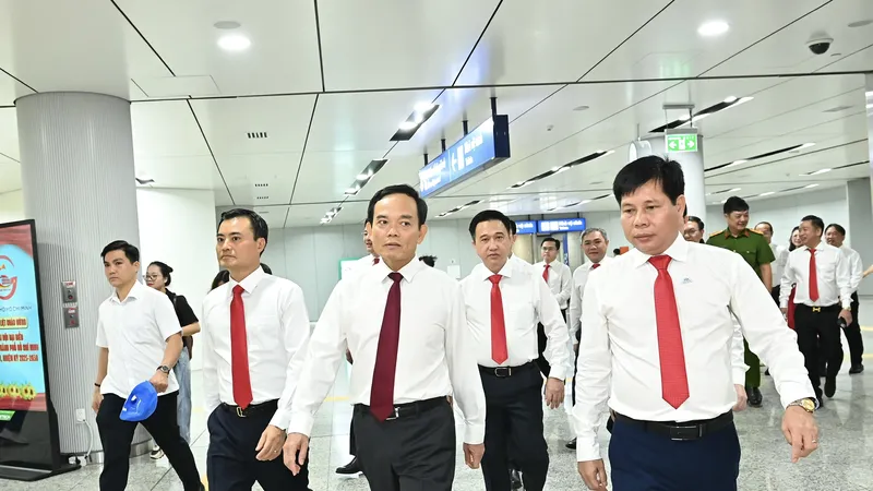 Đoàn đại biểu dự Đại hội Đảng bộ TPHCM lần thứ I tham quan tuyến Metro Bến Thành - Suối Tiên