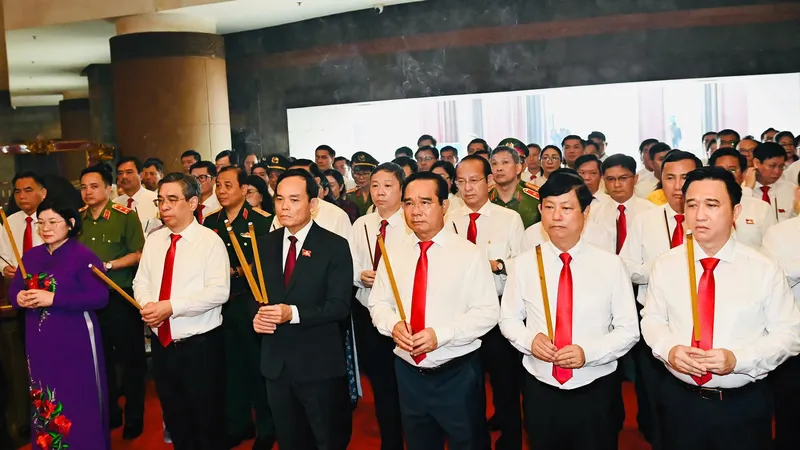 Đoàn đại biểu Đại hội Đảng bộ TPHCM lần thứ I dâng hương tưởng nhớ các Vua Hùng