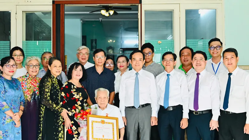 Bí thư Thành ủy TPHCM Trần Lưu Quang trao tặng Huy hiệu 80 năm tuổi Đảng đến đồng chí Tạ Đăng Siêu