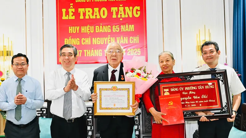 Lãnh đạo Thành ủy TPHCM trao tặng Huy hiệu 65 năm tuổi Đảng đến đồng chí Nguyễn Văn Chí