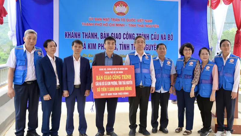 Đồng chí Nguyễn Phước Lộc cùng đoàn công tác dự lễ khánh thành, bàn giao công trình cầu Nà Bó. Ảnh: VĂN MINH