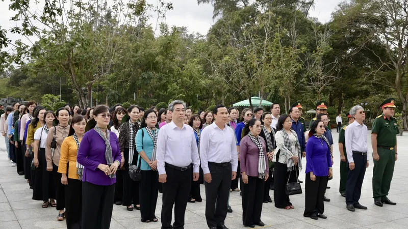 Đoàn công tác Thành uỷ TPHCM dâng hương các Anh hùng liệt sĩ tại đặc khu Côn Đảo