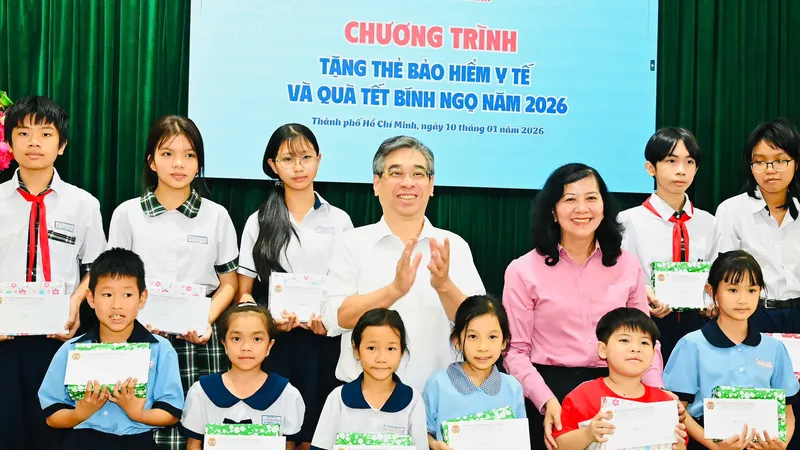 Trao thẻ Bảo hiểm y tế và quà đến người dân có hoàn cảnh khó khăn