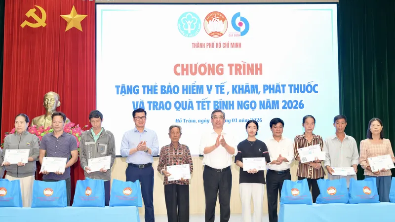Lãnh đạo TPHCM trao thẻ BHYT cho người dân có hoàn cảnh khó khăn tại xã Hồ Tràm