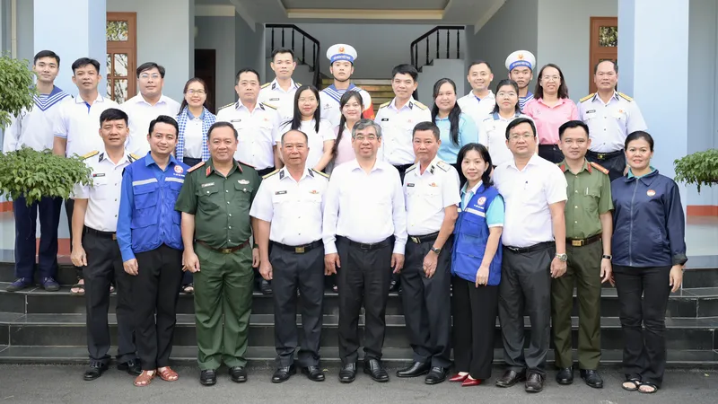 Lãnh đạo TPHCM thăm cán bộ chiến sĩ và nhân dân trên quần đảo Trường Sa