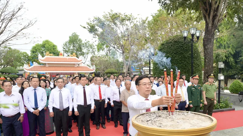 Lãnh đạo TPHCM dâng hoa, dâng hương tưởng nhớ Anh hùng liệt sĩ Võ Thị Sáu