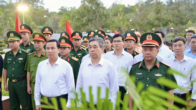 Lãnh đạo TPHCM tưởng nhớ, tri ân các Anh hùng liệt sĩ tại đặc khu Côn Đảo