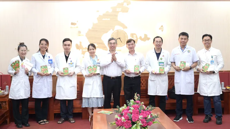 Lãnh đạo TPHCM thăm, động viên bác sĩ luân phiên ra Côn Đảo trực xuyên tết