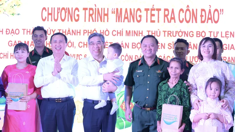 Đồng chí Nguyễn Phước Lộc cùng đoàn công tác trao quà tết đến cán bộ, chiến sĩ và thân nhân ra đặc khu Côn Đảo đón tết. Ảnh: VĂN MINH