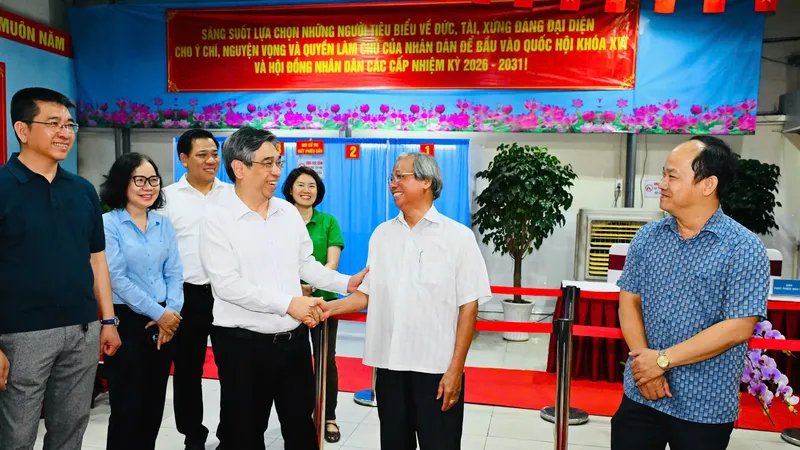 Đồng chí Nguyễn Phước Lộc thăm, động viên các lực lượng túc trực tại khu vực bỏ phiếu trên địa bàn phường Tân Định