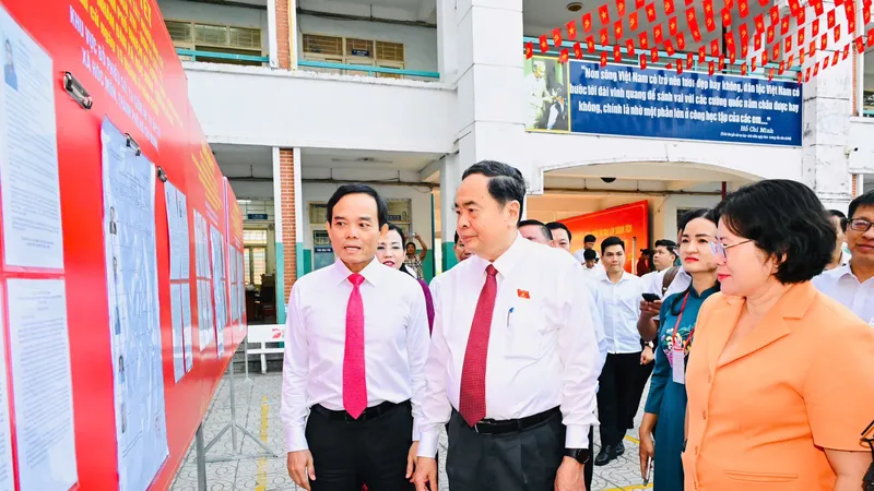 Chủ tịch Quốc hội Trần Thanh Mẫn, Bí thư Thành ủy TPHCM Trần Lưu Quang bỏ phiếu bầu cử tại xã Hóc Môn