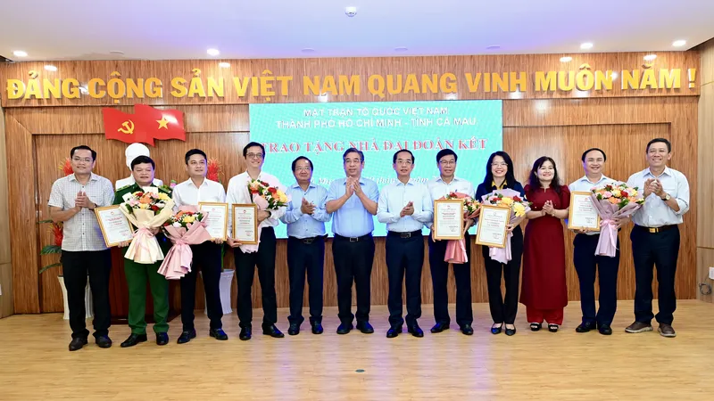 Ủy ban MTTQ Việt Nam TPHCM trao kinh phí xây nhà đại đoàn kết tại tỉnh Cà Mau