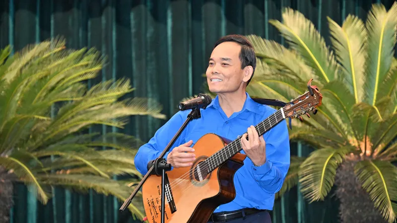 Bí thư Thành ủy TPHCM Trần Lưu Quang vừa đàn vừa hát tặng 600 cán bộ đoàn