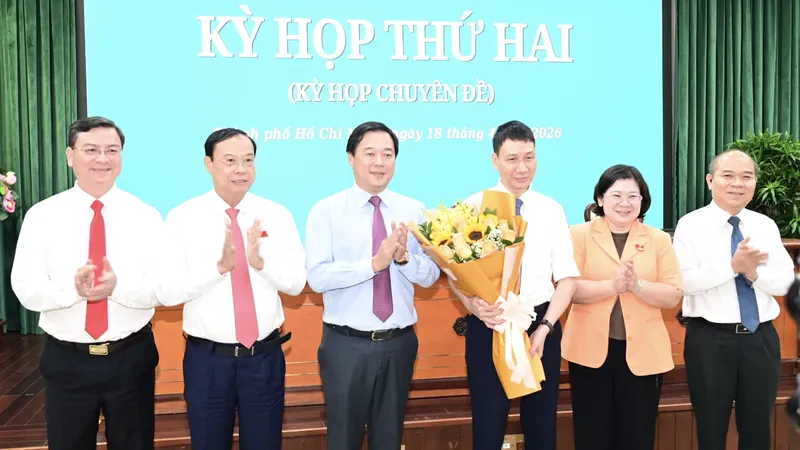 Phó Bí thư Thường trực Thành ủy TPHCM Lê Quốc Phong, Phó Bí thư Thành ủy TPHCM Văn Thị Bạch Tuyết và lãnh đạo HĐND TPHCM, UBND TPHCM tặng hoa chúc mừng ông Trương Trung Kiên. Ảnh: VĂN MINH