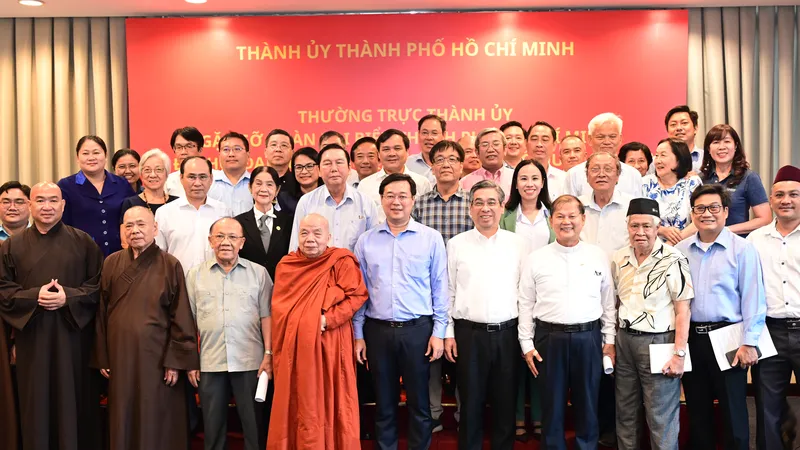 Thường trực Thành ủy TPHCM gặp gỡ đoàn đại biểu TPHCM dự Đại hội đại biểu toàn quốc MTTQ Việt Nam lần thứ XI