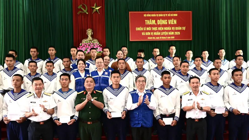 Lãnh đạo TPHCM thăm chiến sĩ mới tại Trung tâm Huấn luyện Vùng 4 Hải quân