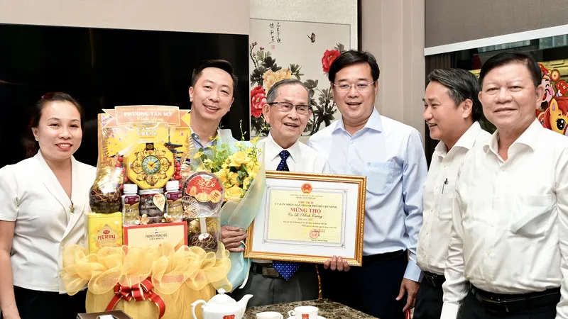 Lãnh đạo Thành ủy TPHCM thăm, chúc thọ người cao tuổi