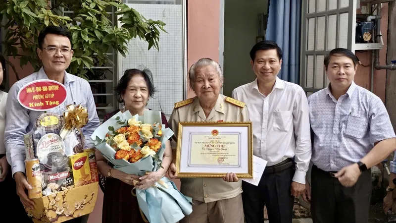 Trưởng Ban Nội chính Thành ủy TPHCM thăm, chúc thọ người cao tuổi tiêu biểu