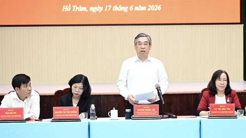 Đồng chí Nguyễn Phước Lộc phát biểu kết luận buổi làm việc với Ban Thường vụ Đảng ủy các phường, xã