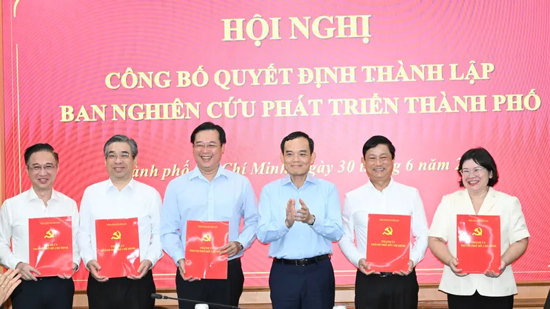 Công bố quyết định thành lập Ban Nghiên cứu phát triển TPHCM